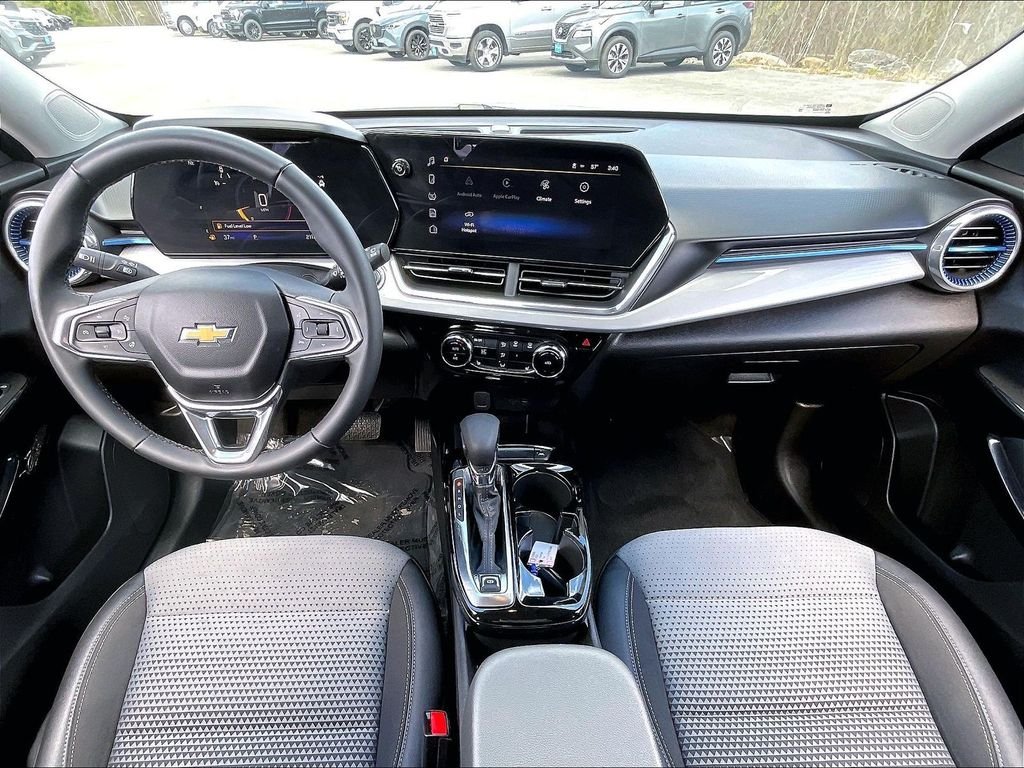 Used 2025 White Chevrolet LT image 20