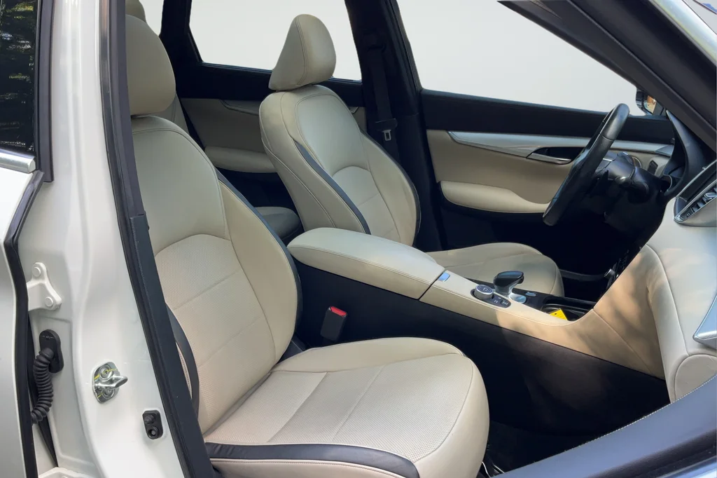 Used 2021 White INFINITI Sensory image 20