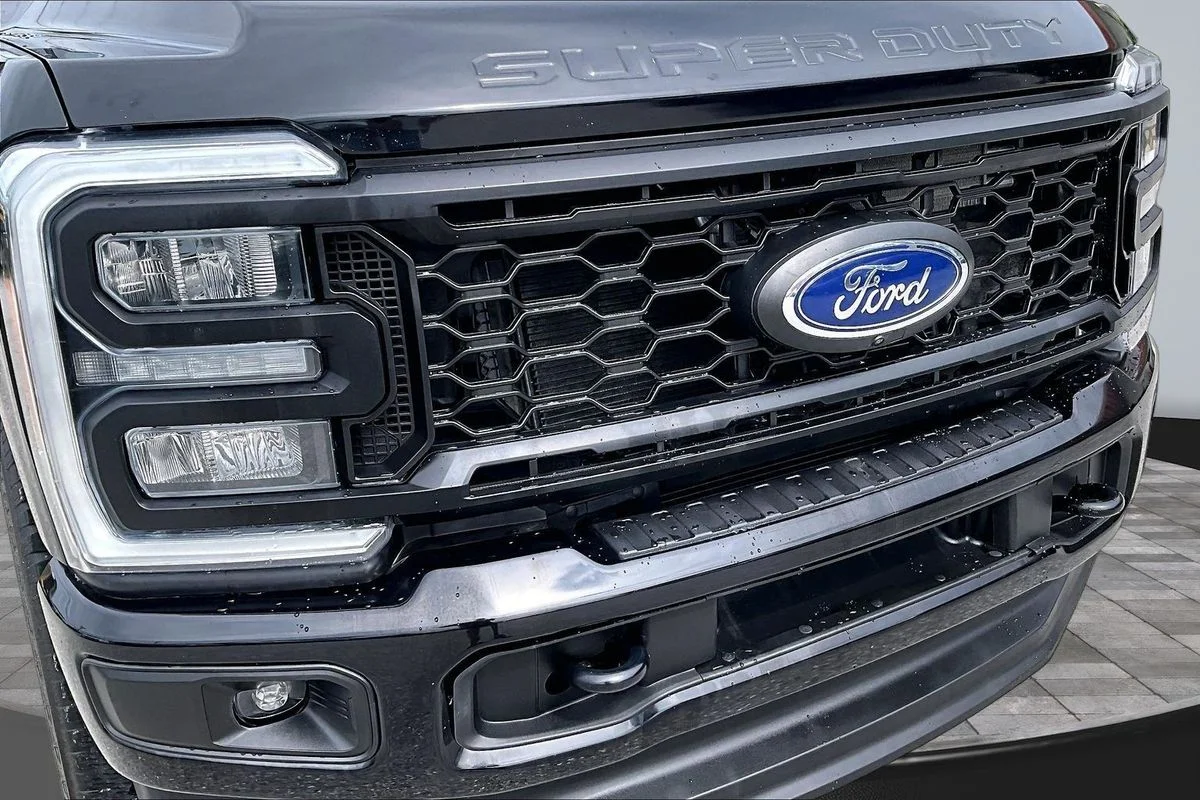 Used 2024  Ford LARIAT image 36