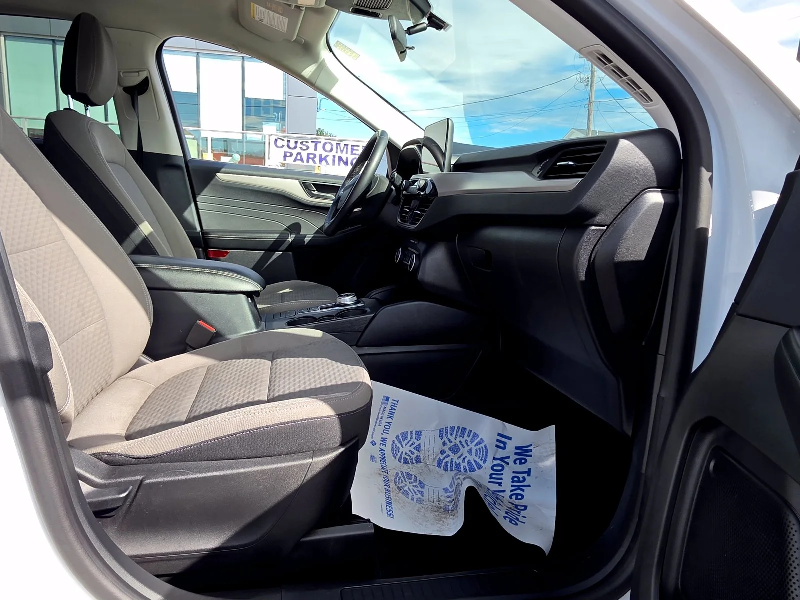 Used 2022 Oxford White Ford SE image 35