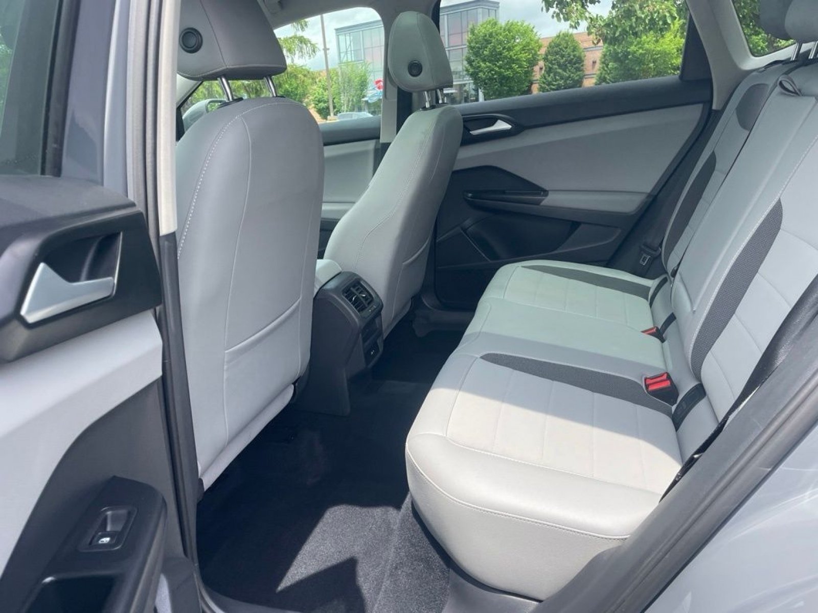 Used 2022 Gray Volkswagen 1.5T SE image 22