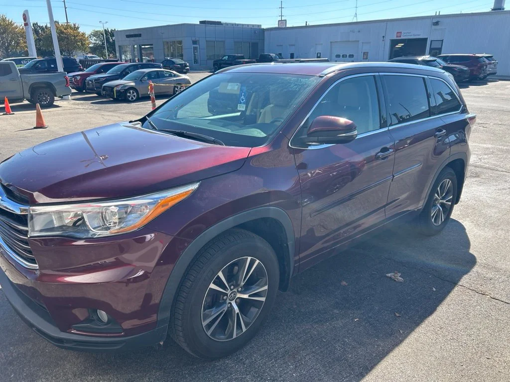 Used 2016  Toyota XLE V6 image 3
