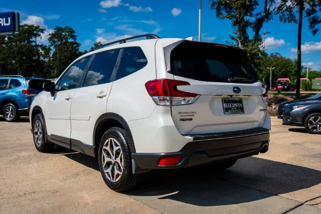 Used 2020 Crystal White Pearl Subaru Premium image 4