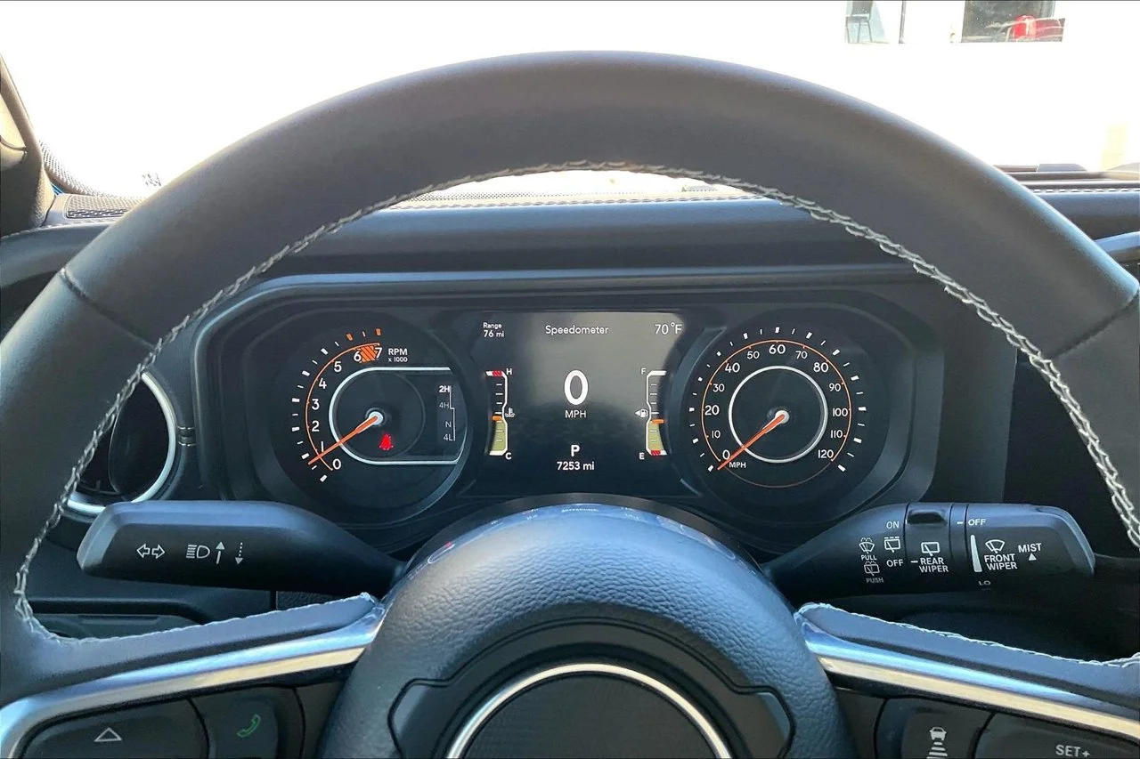 Used 2025 Blue Jeep Sahara image 10