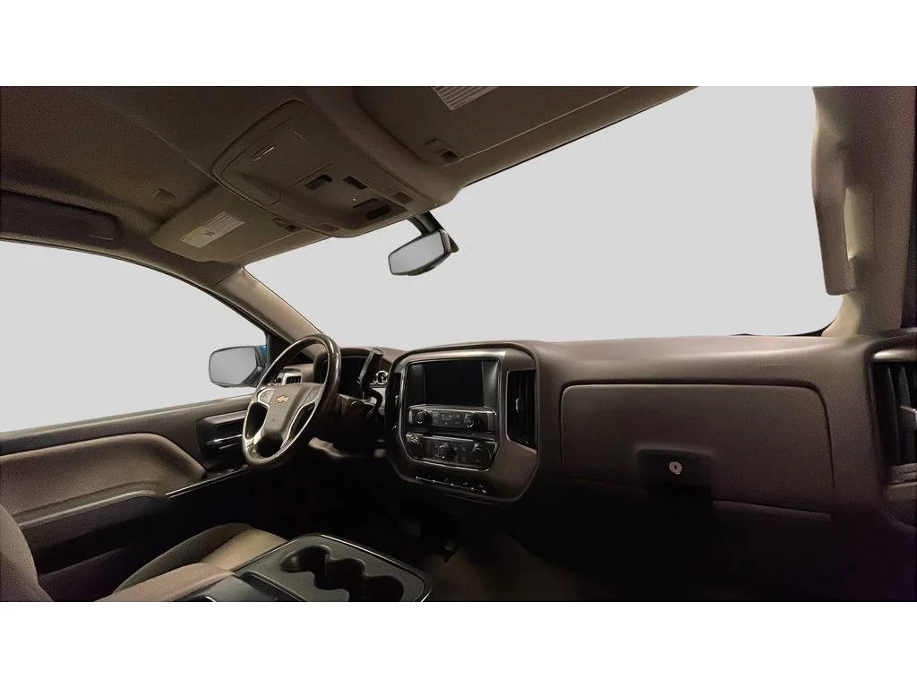Used 2018 Deep Ocean Blue Metallic Chevrolet LT image 17