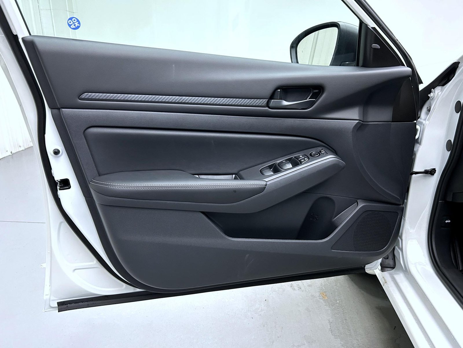 New 2026 Pearl White Nissan 2.5 SV image 10