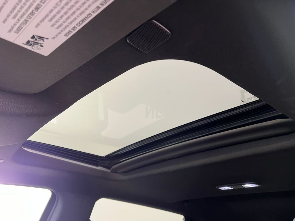 Used 2023 White GMC Denali image 31