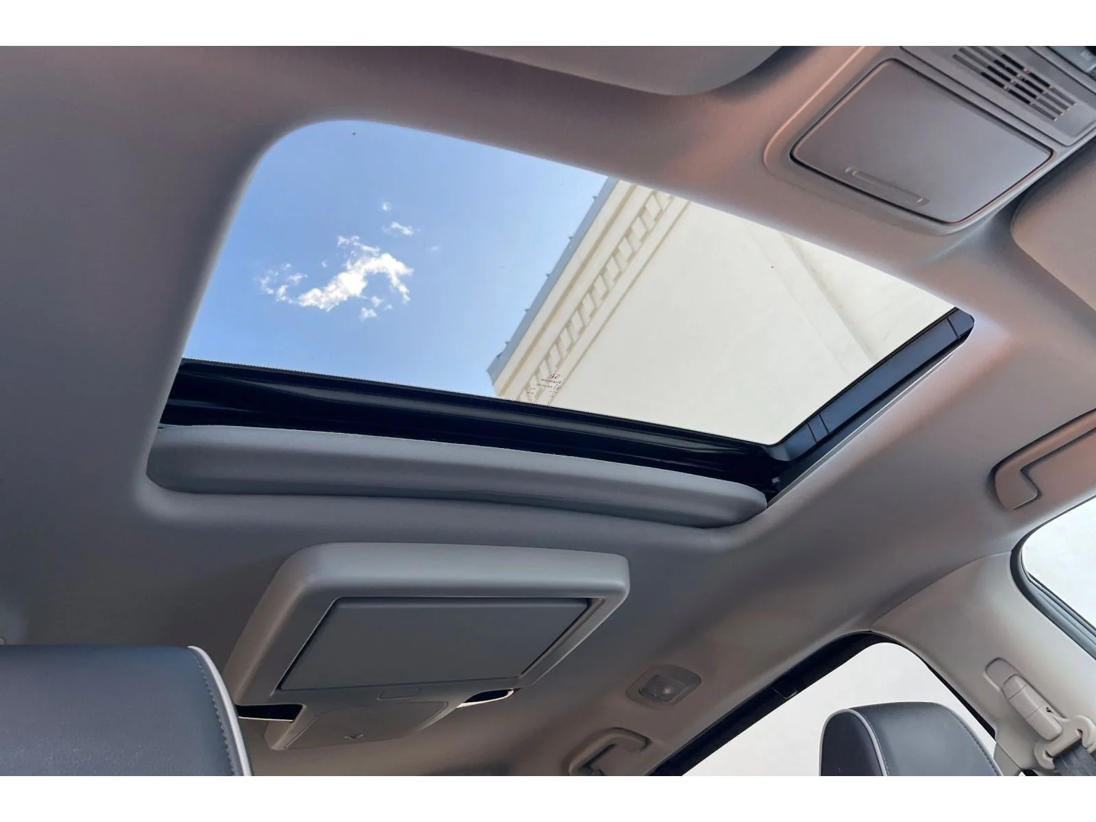 Used 2025 SONIC GRAY PEARL Honda Touring image 21