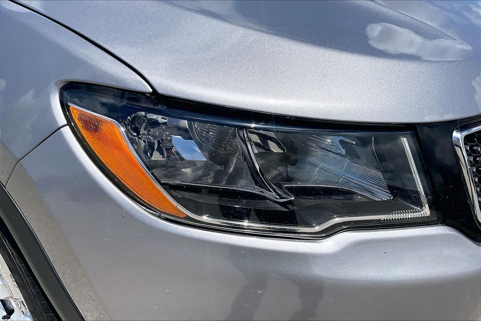 Used 2019 Billet Silver Metallic Clear Coat Jeep Latitude image 27
