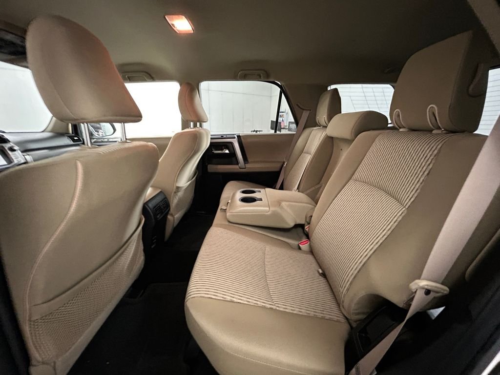 Used 2014 White Toyota SR5 image 19