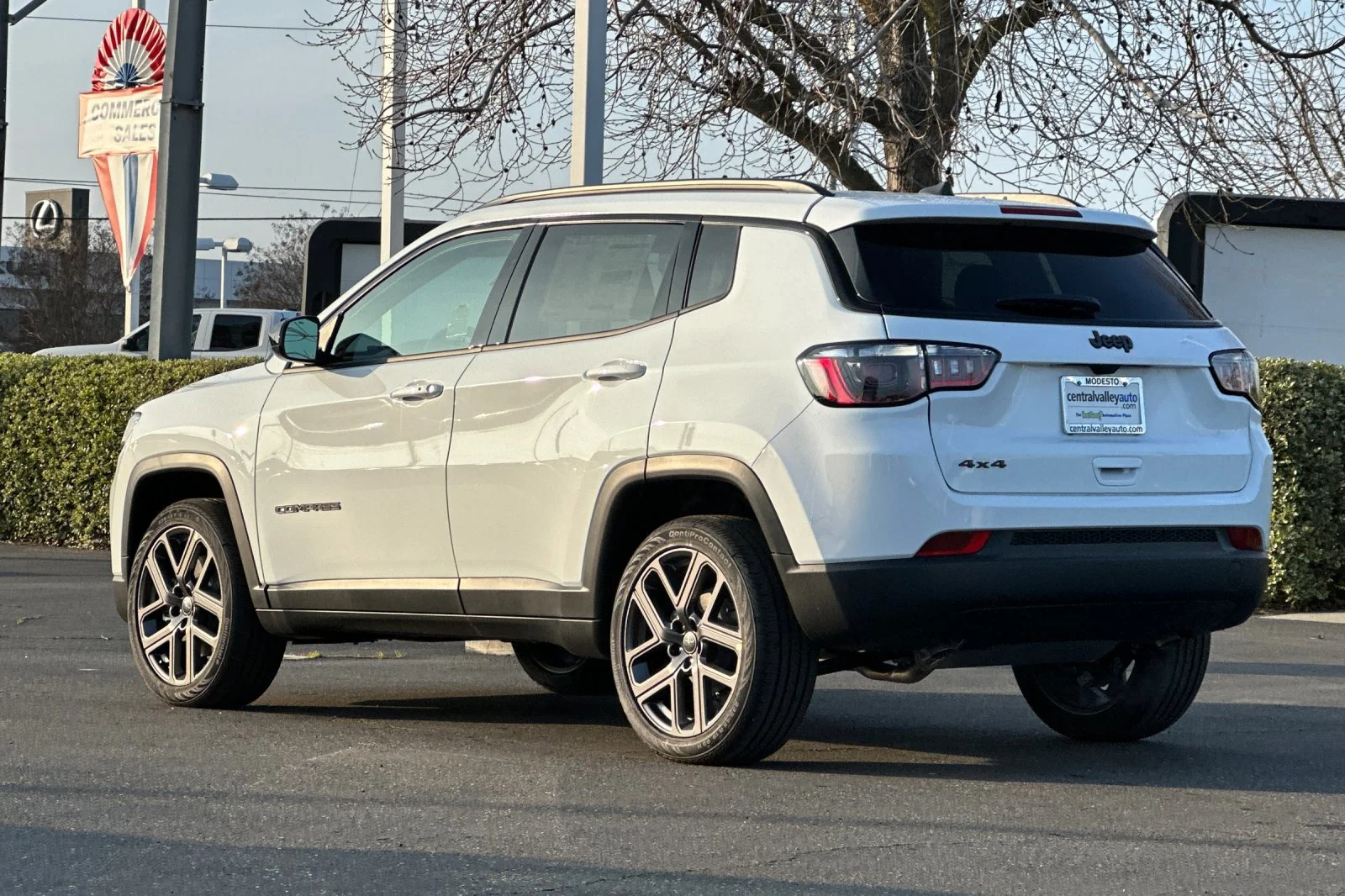 New 2026 Bright White Clear-Coat Exterior Paint Jeep Latitude Altitude image 6