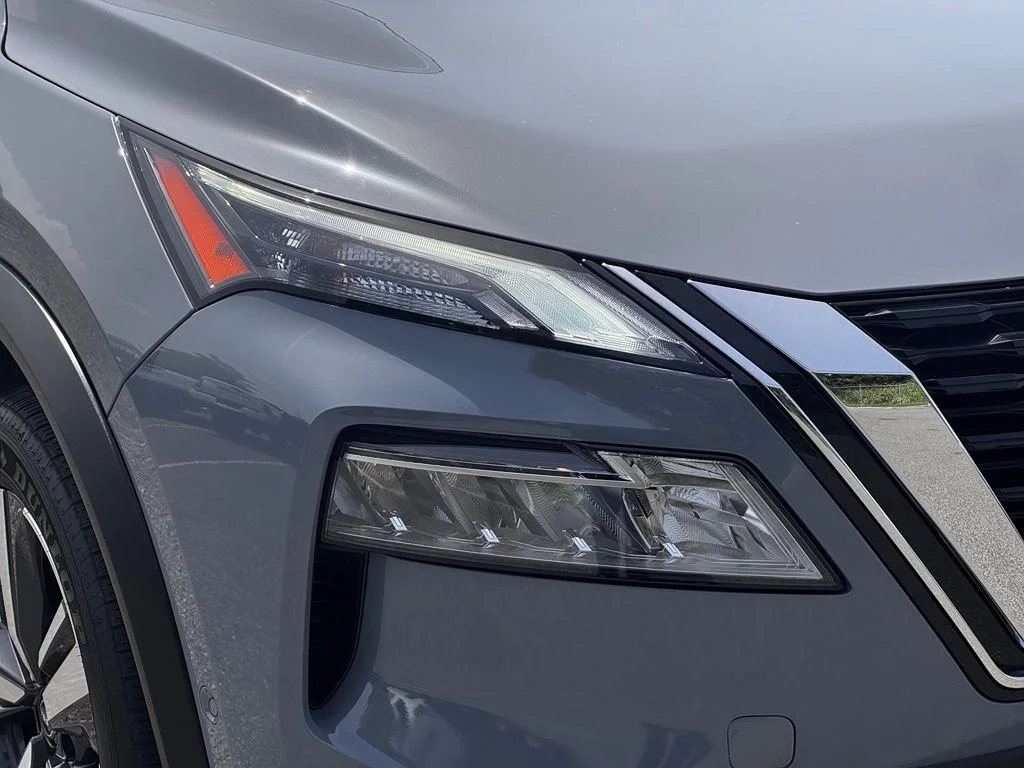 Used 2023  Nissan SL image 6