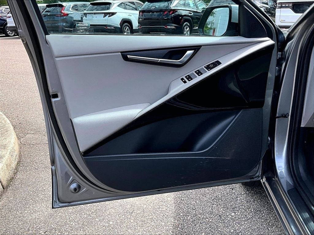 Used 2023 Gray Kia Wind image 9