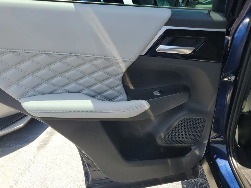 Used 2022  Mitsubishi SEL image 12