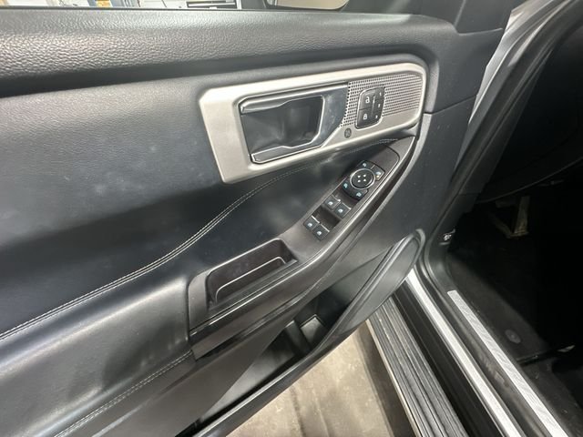 Used 2020 Silver Metallic Ford Limited image 19