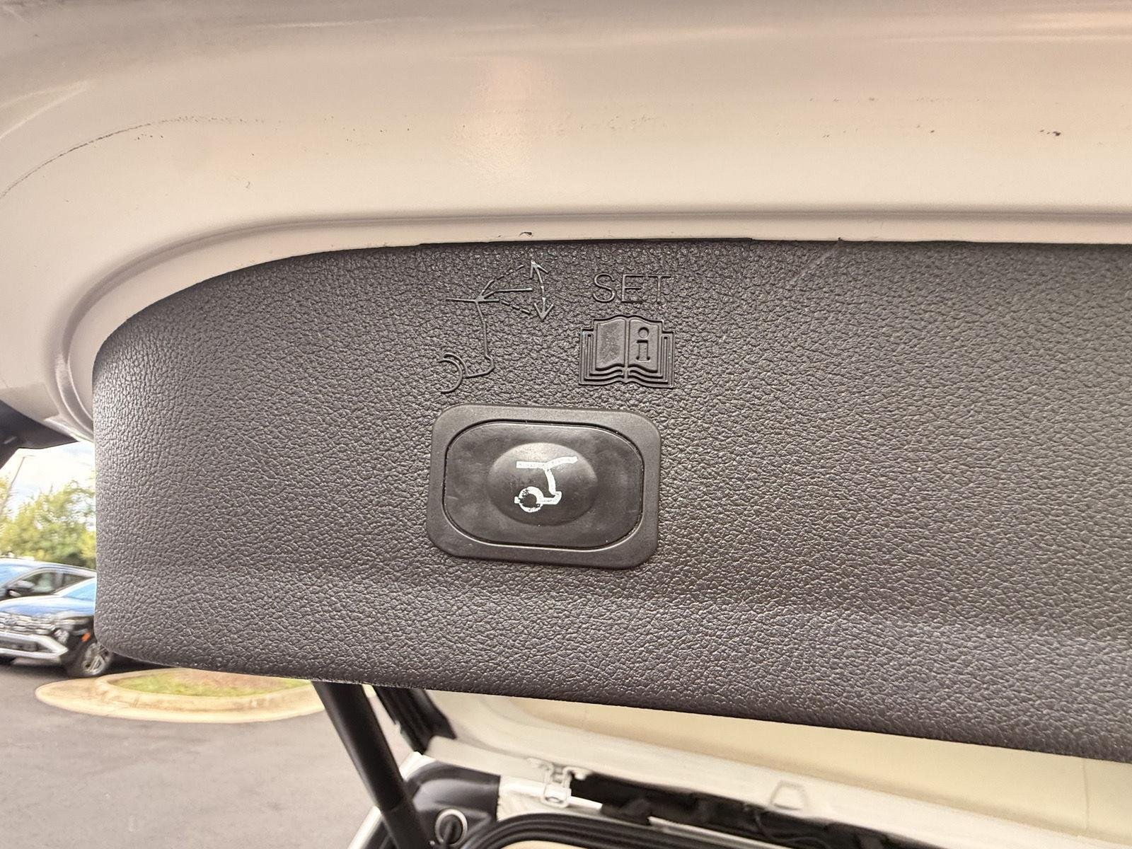Used 2016 White Platinum Metallic Tri-Coat Ford Titanium image 19