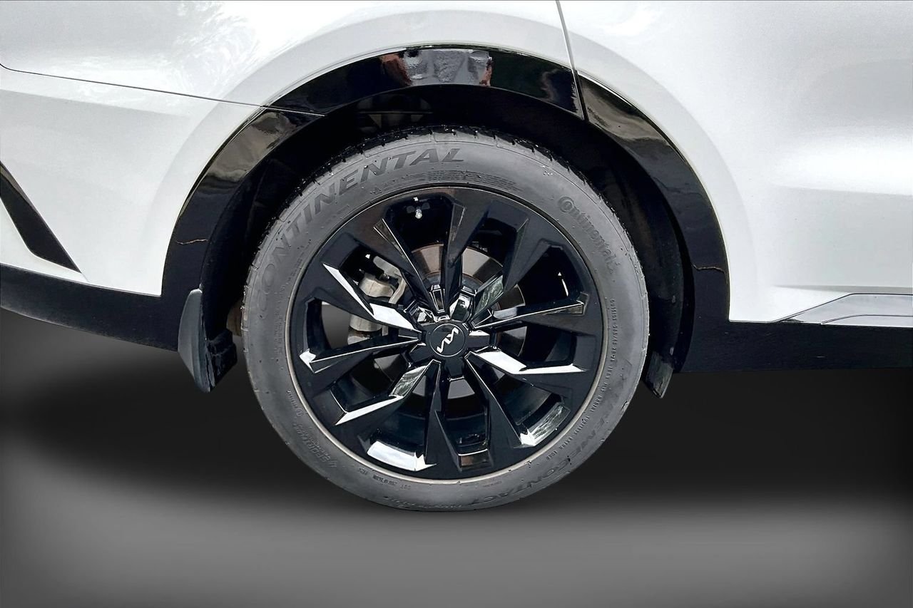 Used 2022 White Kia SX image 36