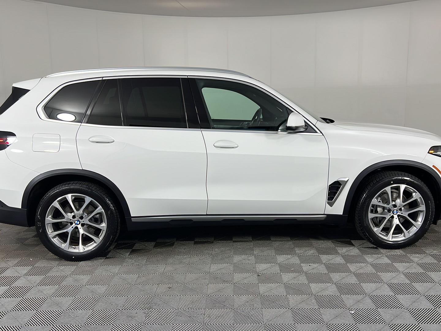 Certified Used 2024 Alpine White BMW xDrive40i image 3