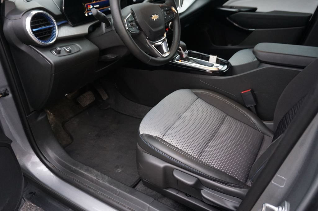 Used 2025 Gray Chevrolet LT image 23