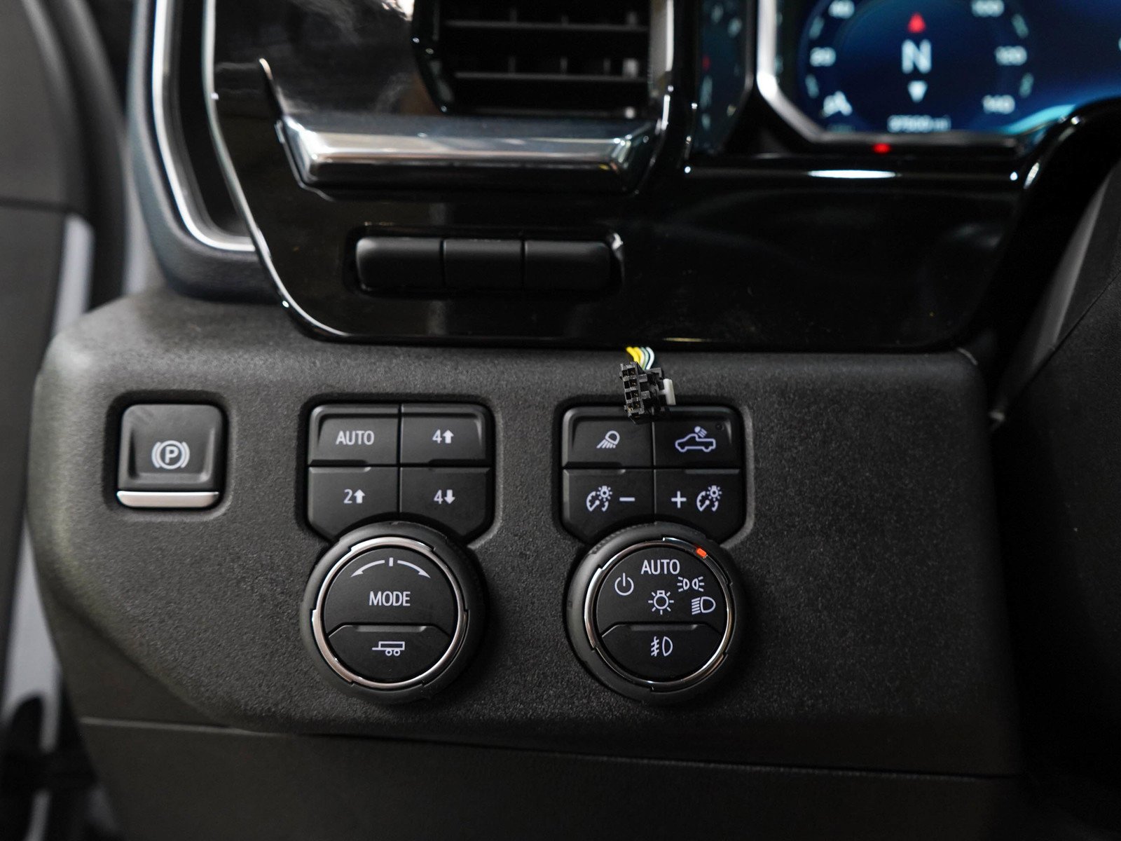 Used 2025 Iridescent Pearl Tricoat Chevrolet High Country image 27