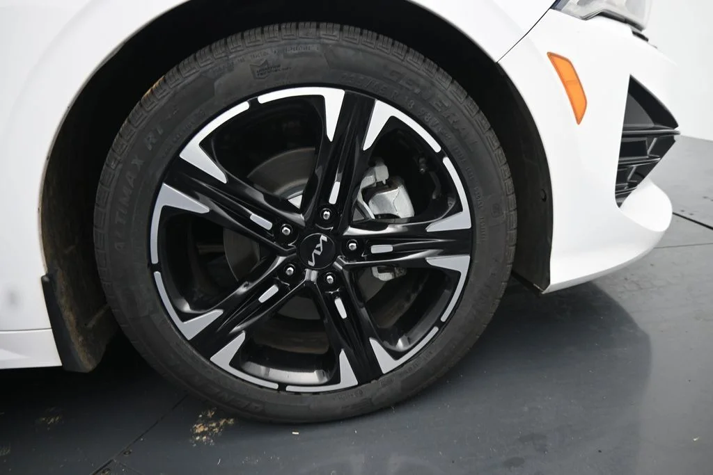 Used 2023 White Kia GT-Line image 11