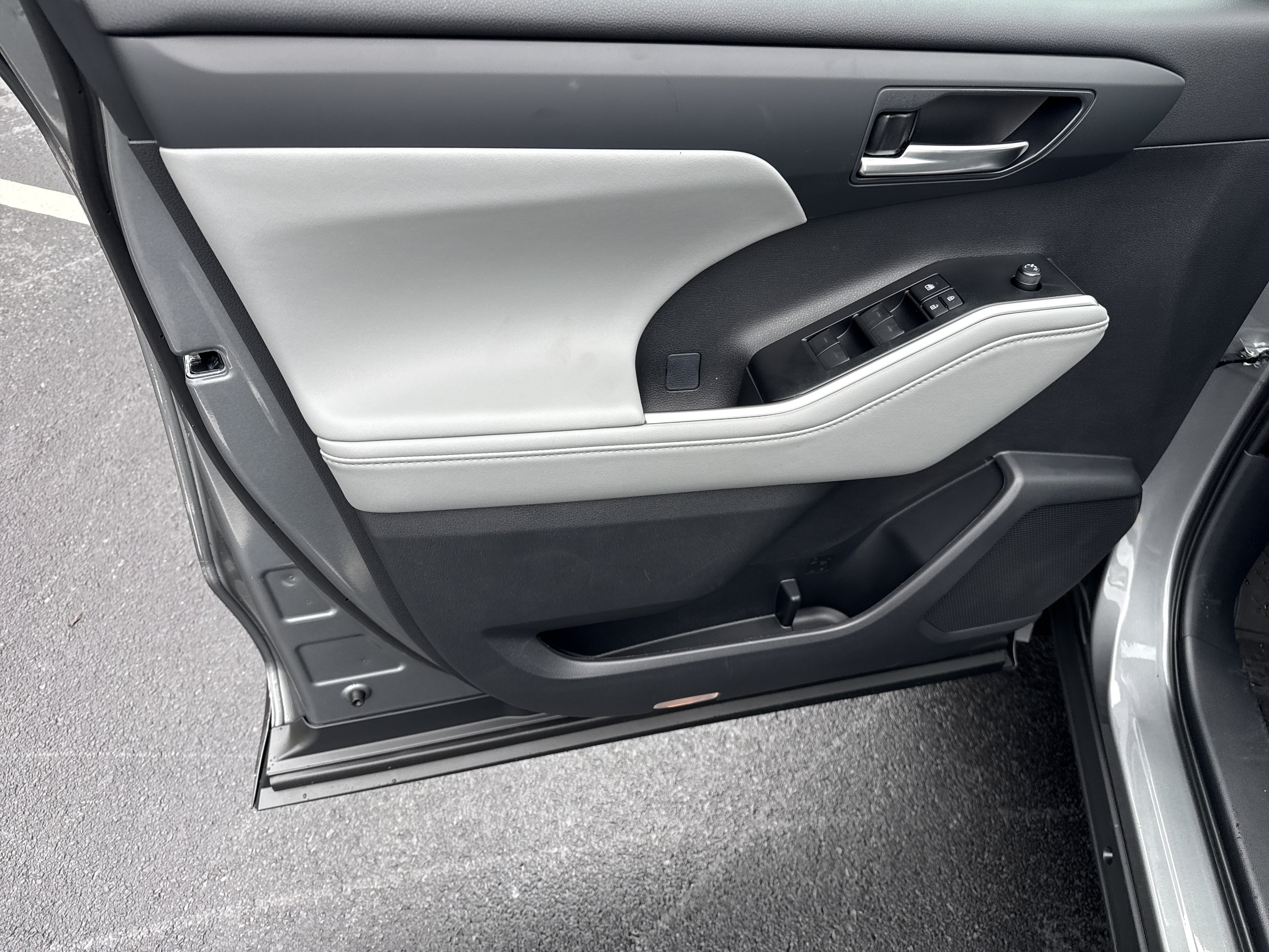 Used 2020 Moon Dust Toyota Hybrid XLE image 34