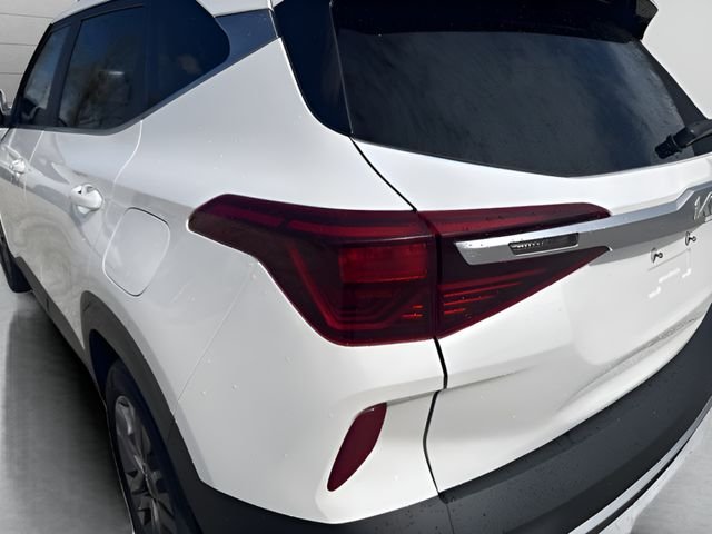 Used 2022 White Kia S image 4