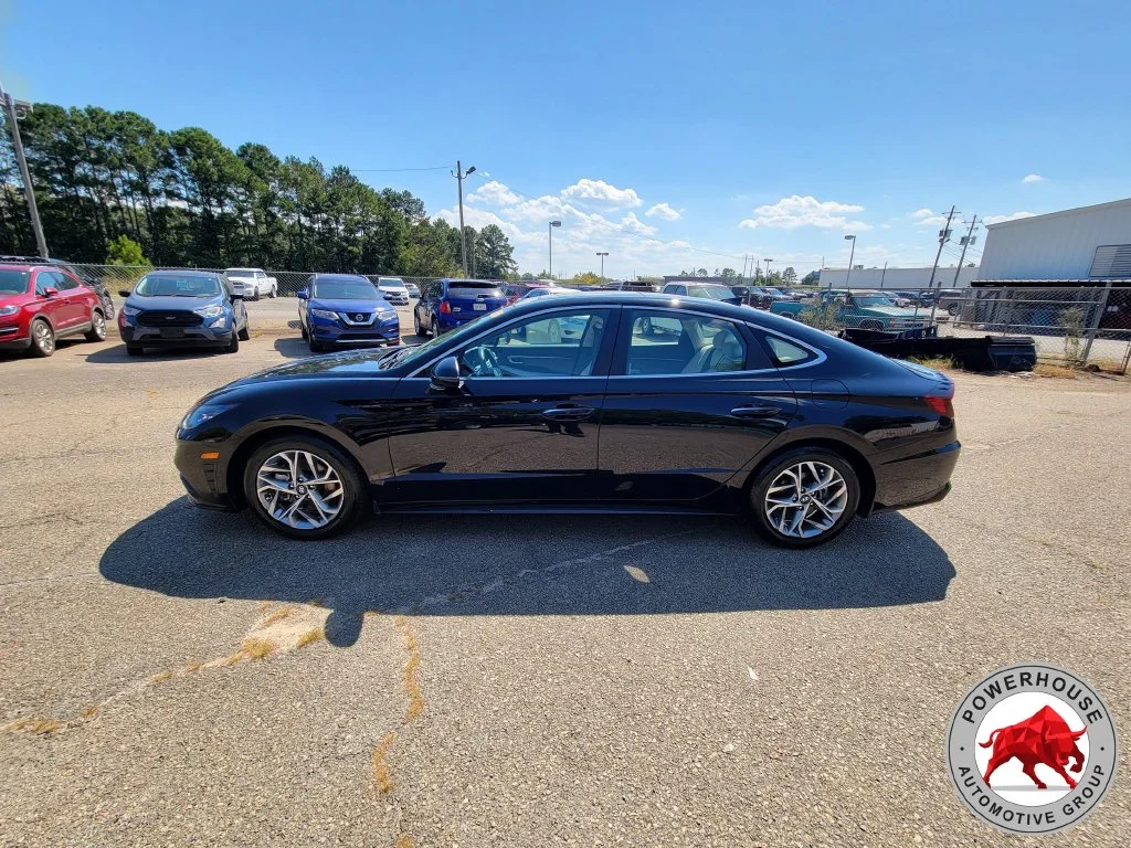 Used 2023 Black Hyundai SEL image 3