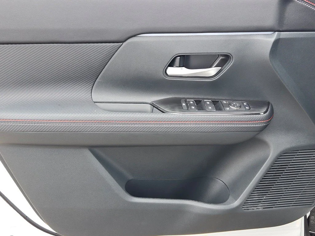 Used 2025 White Nissan SR image 18