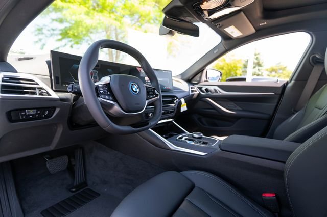 New 2026 Skyscraper Grey Metallic BMW xDrive40 image 4