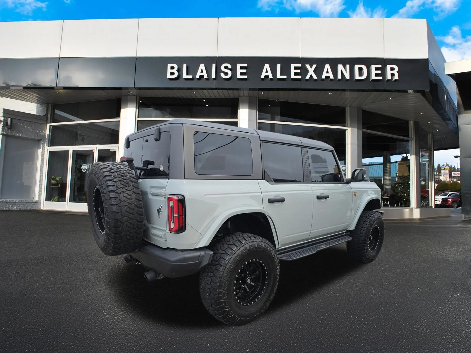 Used 2023 Cactus Gray Ford Badlands image 3
