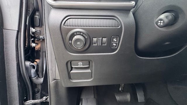 Used 2024 Diamond Black Crystal Pearlcoat Jeep Base image 28