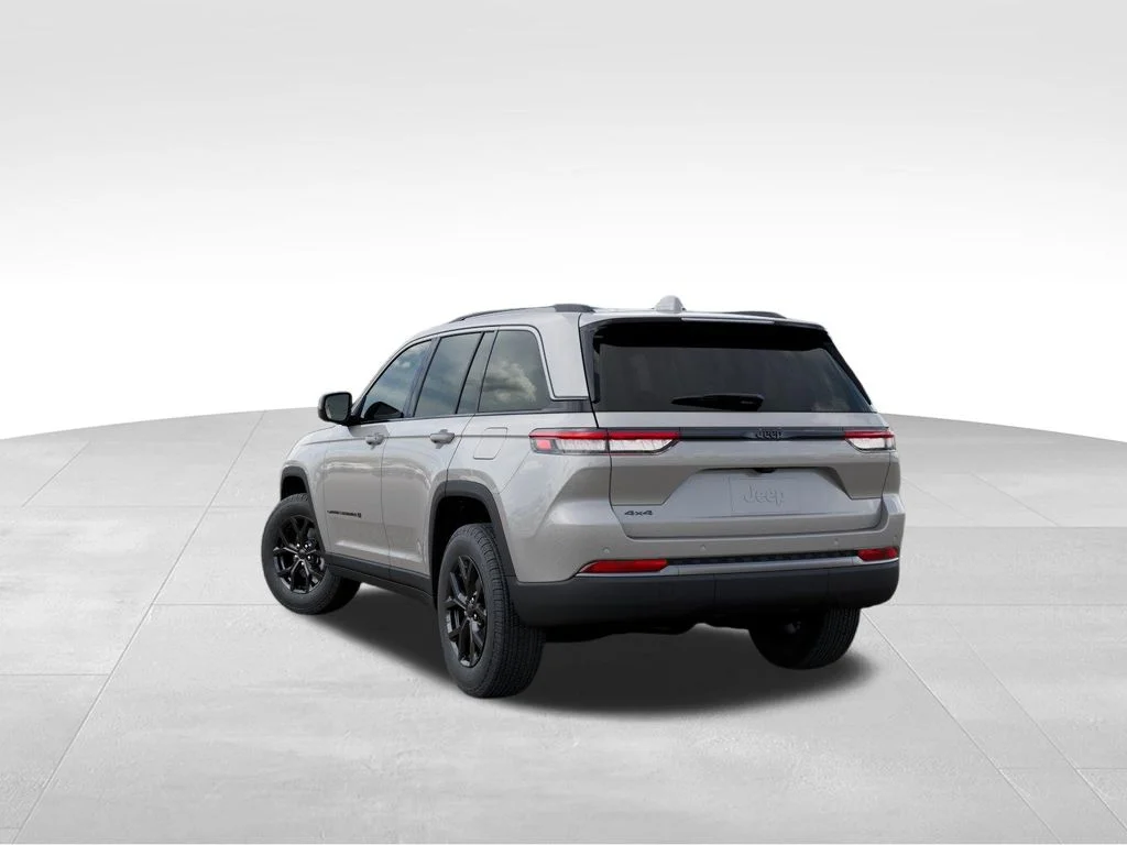 New 2026 Silver Zynith Exterior Paint Jeep Altitude image 3