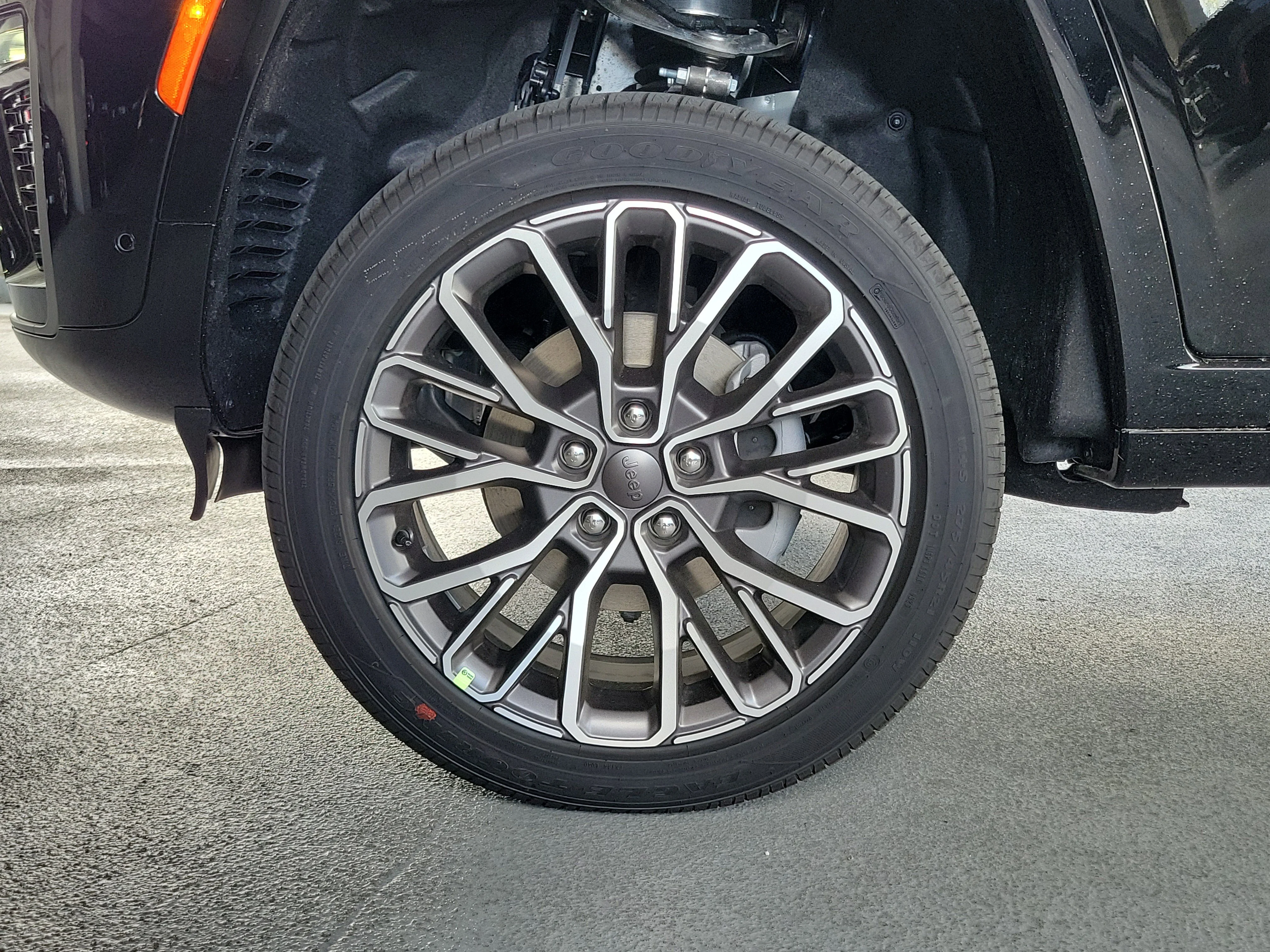 New 2026 Diamond Black Crystal Pearl-Coat Exterior Paint Jeep Summit image 4