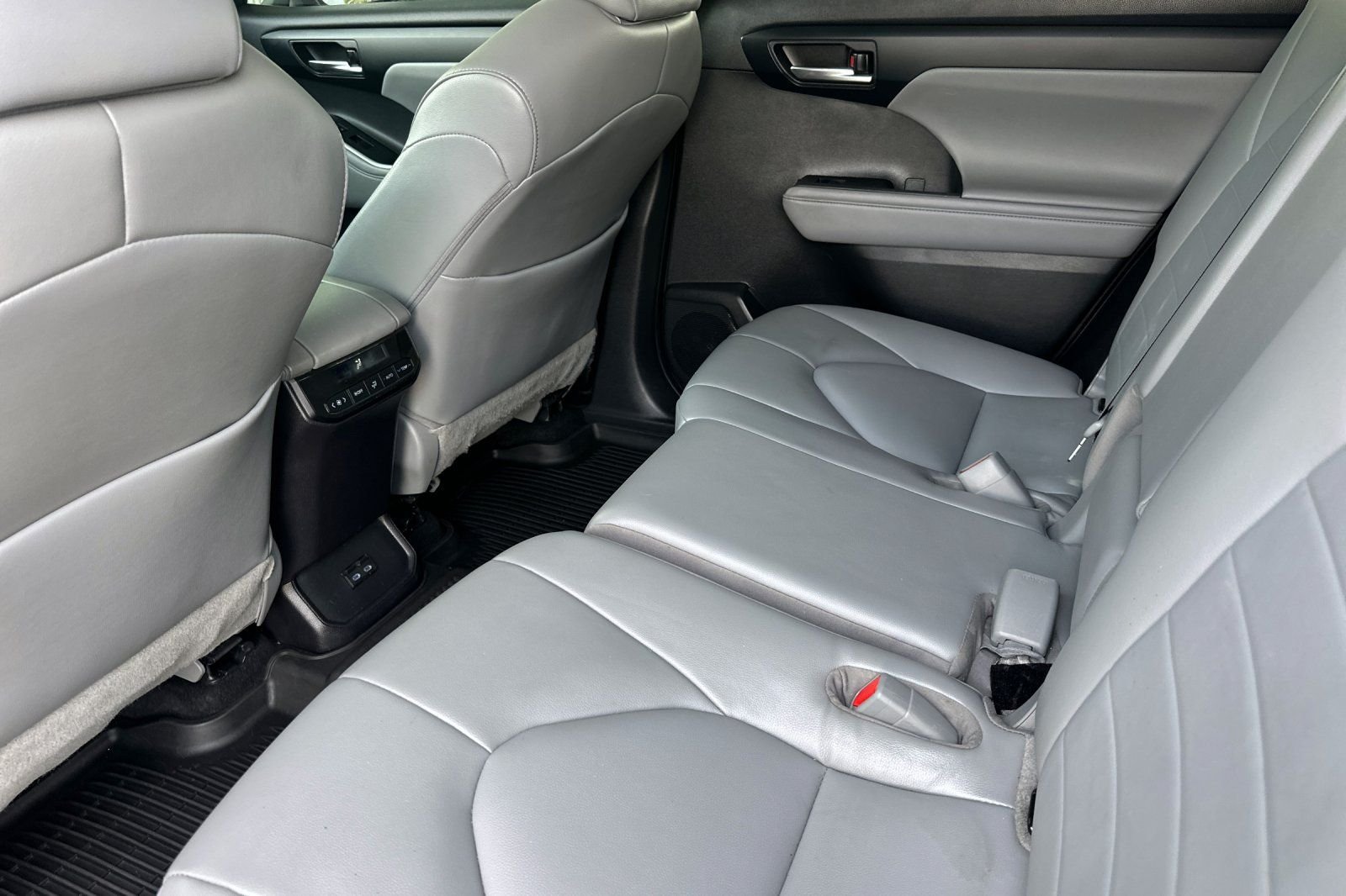 2022 Toyota Highlander XLE - Photo 12