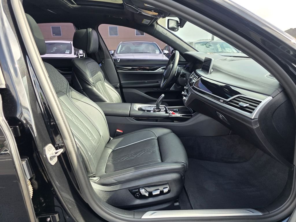2021 BMW 7 Series M760i - Photo 10