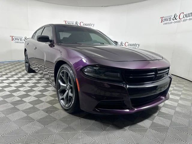 Used 2020  Dodge SXT image 3