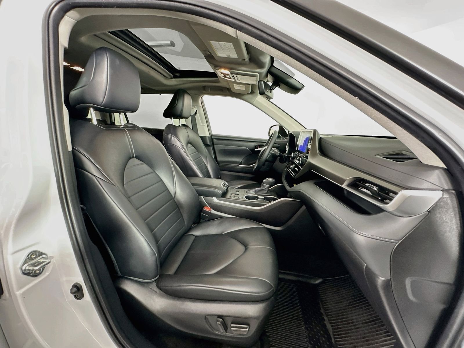 Used 2023 Pearl Toyota XLE image 30