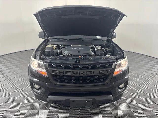Used 2018 BLACK Chevrolet 4WD Z71 image 35
