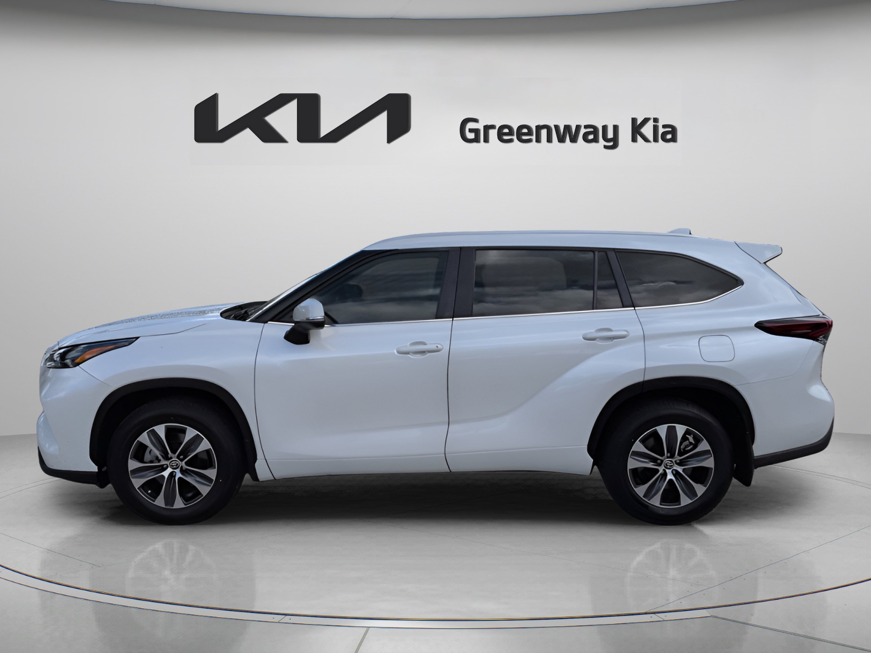 Used 2024 Pearl Toyota XLE image 9