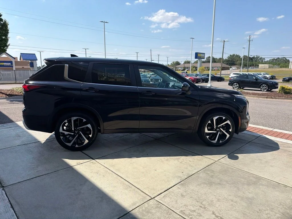 Used 2024 Silver Mitsubishi SE image 7