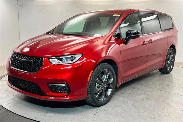 2026 Chrysler Pacifica Select's photo