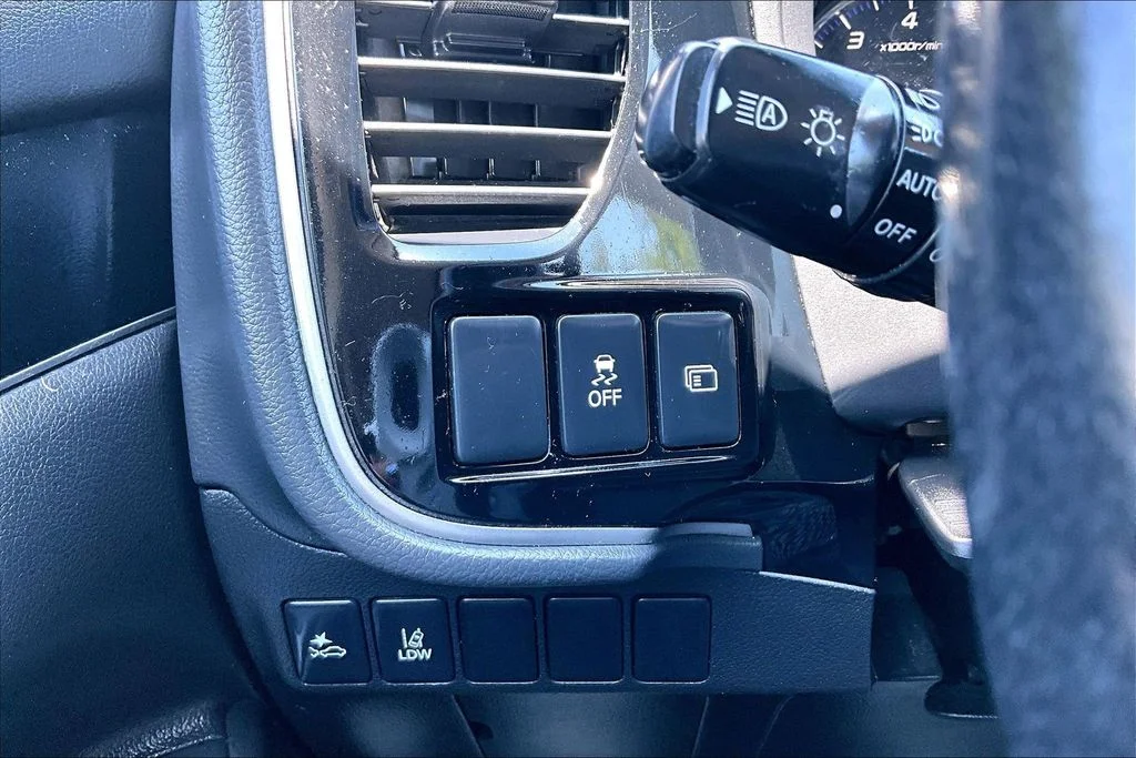 Certified Used 2020  Mitsubishi SE image 15