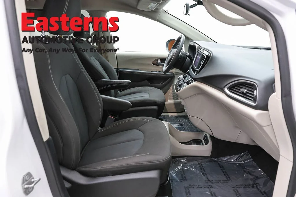 Used 2022 White Chrysler LX image 22