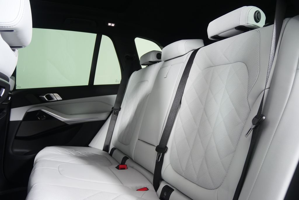Used 2026 Skyscraper Grey Metallic BMW xDrive40i image 16
