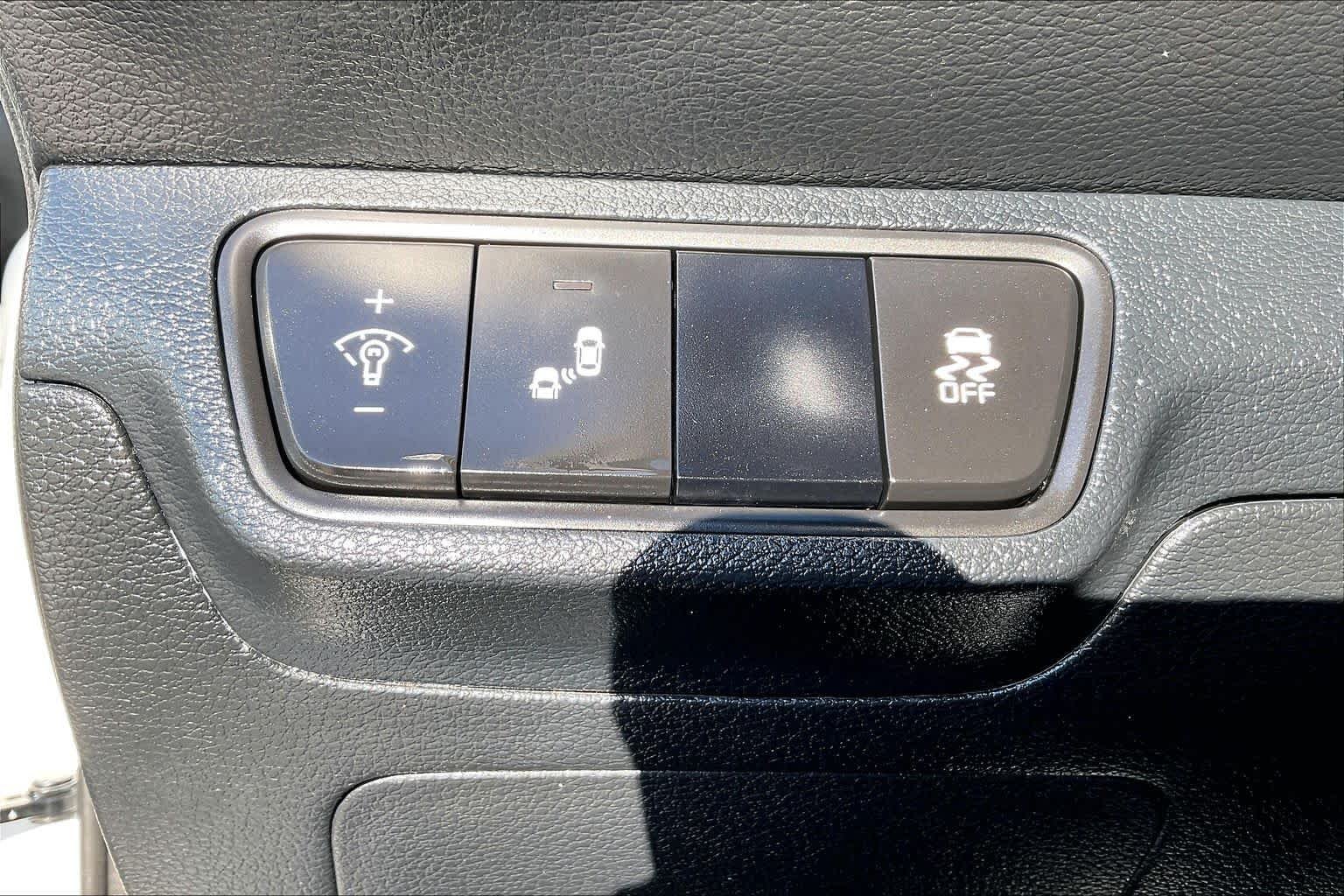 Used 2024 Snow White Pearl Kia GT-Line image 36