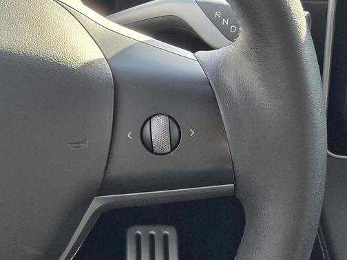 Used 2022  Tesla Performance image 16