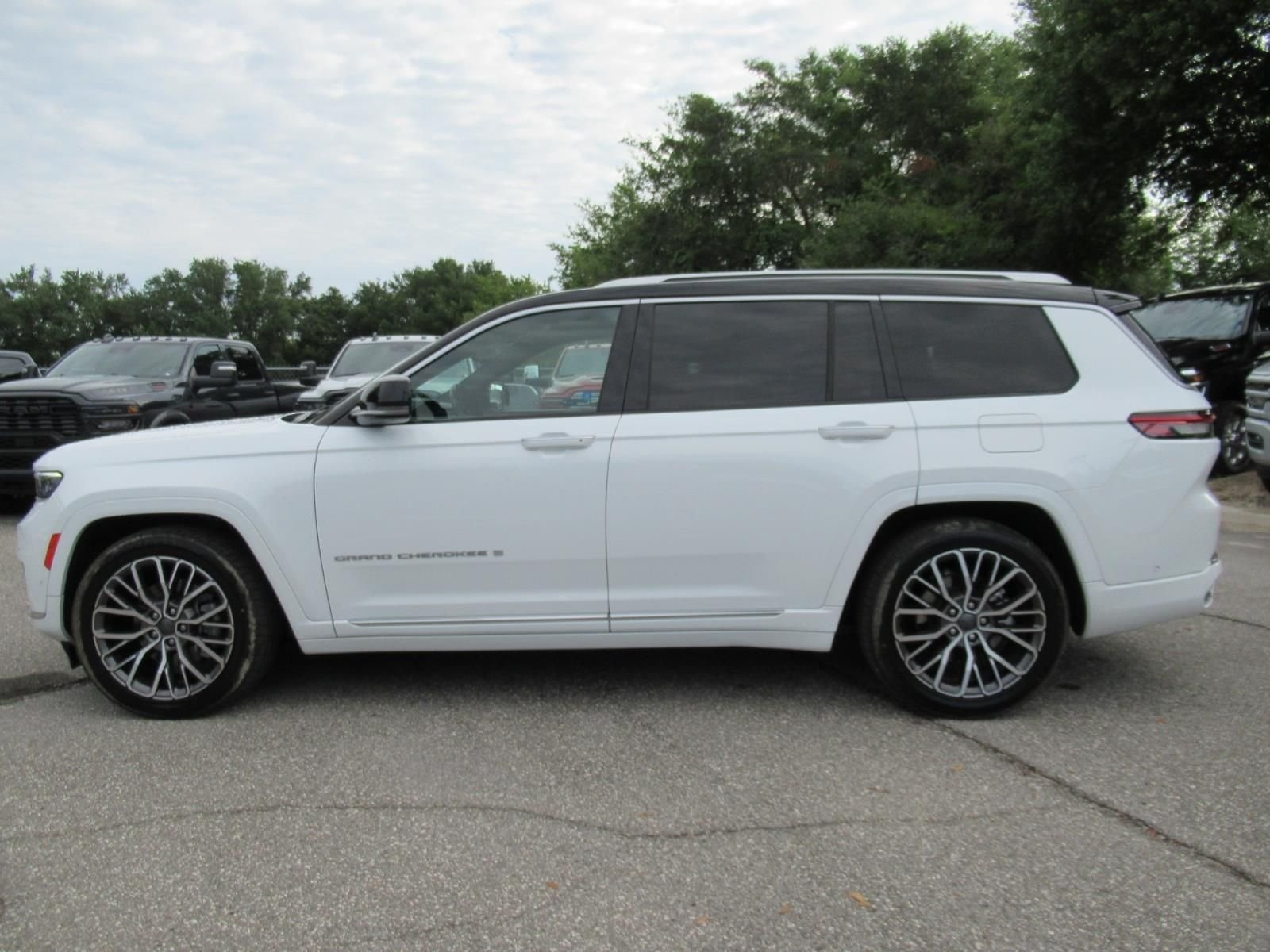 Used 2023 White Jeep Summit image 4