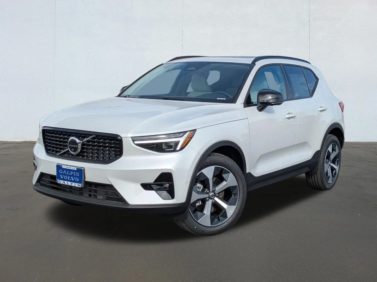 2026 Volvo XC40 B5 Plus Dark AWD's photo