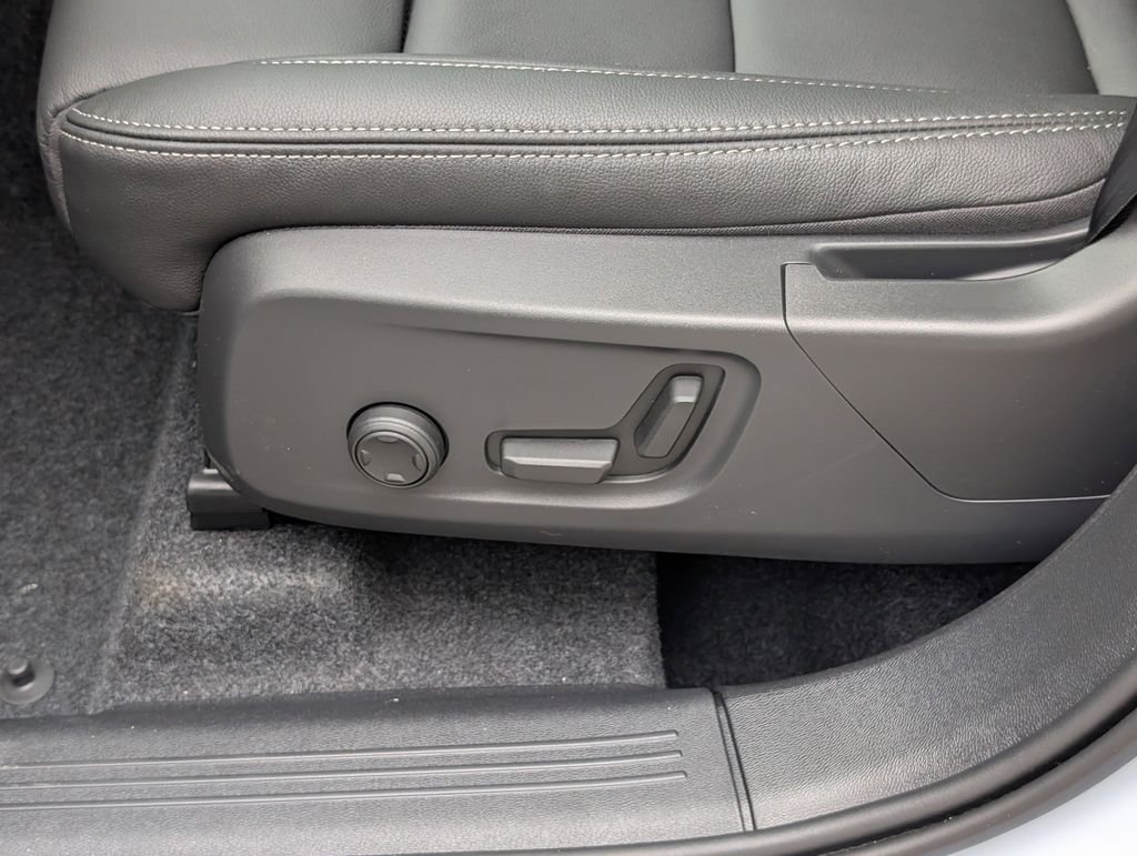 2026 Volvo XC40 Plus - Photo 14